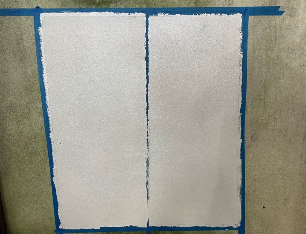塗布直後の壁。左右2つの区画がどちらも白く塗られている